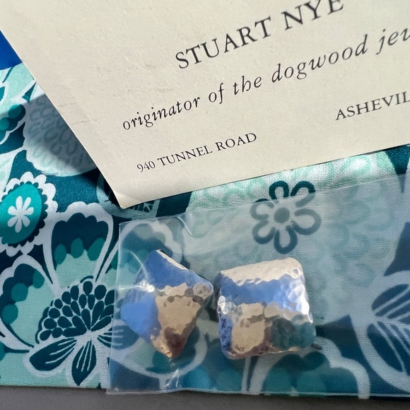 Stuart Nye Hammered Square French Wire Earrings - Picture 7 of 10